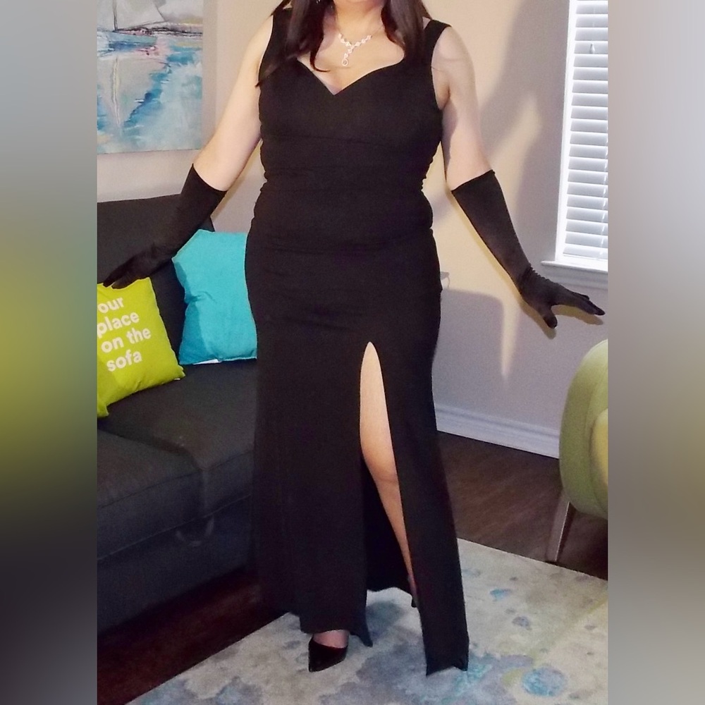 Emerald Sundae 1X black formal body-con dress.